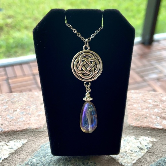 Celtic knot charm & titanium aura crystal - Picture 2 of 10